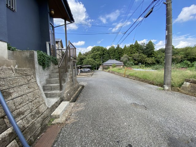 八街市八街ろ111中古建住宅の前面道路含む現地写真