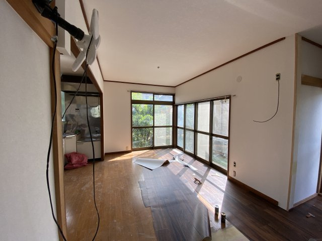 八街市八街ろ111中古建住宅の居間・リビング