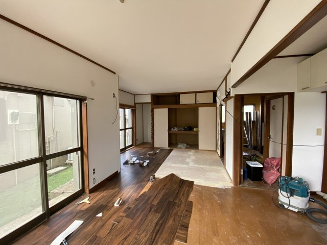 八街市八街ろ111中古建住宅の居間・リビング