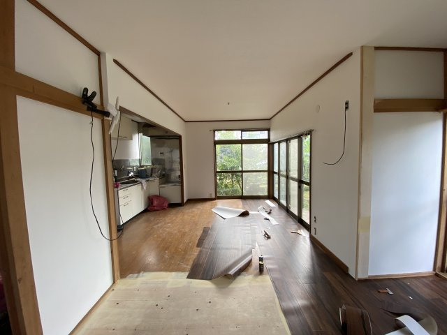 八街市八街ろ111中古建住宅の居間・リビング