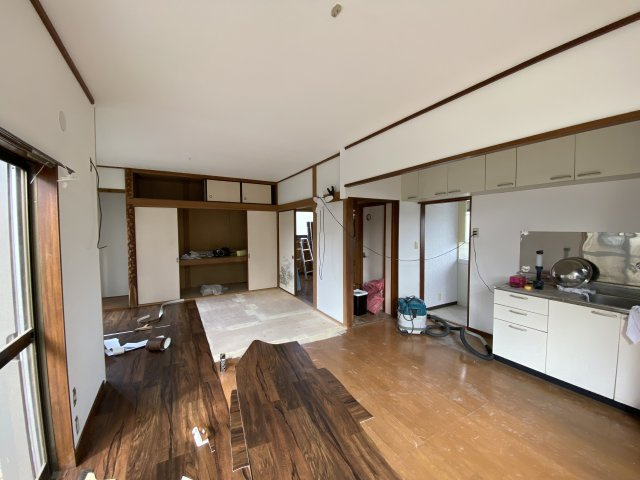 八街市八街ろ111中古建住宅の居間・リビング