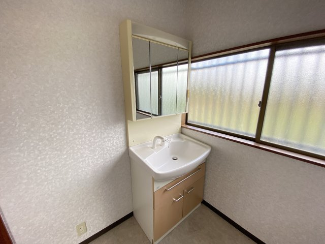 八街市八街ろ111中古建住宅の独立洗面台
