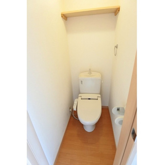 【トイレ】 | 春日ホワイトコーポⅡ | 明るい色調の室内です