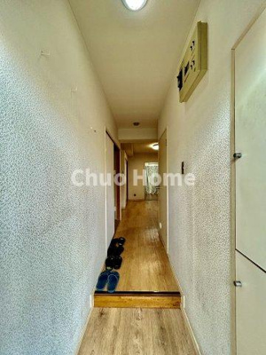 【玄関】 | 新小岩サマリヤマンション | 【玄関】玄関にはシューズクローゼットを設置しておりますのでいつでもスッキリりとした空間を保てます。玄関周りを清潔に使うのはとても大事なことですよね。