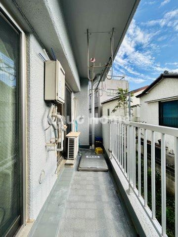 新小岩サマリヤマンションのバルコニー|【バルコニー】幅もあって、奥行きもあるゆとりのバルコニー。洗濯物を干したり乾かしたりだけでなく、ただ出てみるだけでも気持ちいいですよ。