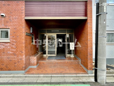 【エントランス】 | 新小岩サマリヤマンション | 【エントランス】マンションのエントランスは、その物件の印象を決める、顔とも言える場所です。毎日通る場所ですからきれいなのが一番です。エントランス内はオートロックですので暮らしの安全も確保されています。