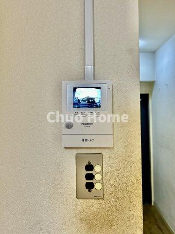 新小岩サマリヤマンションのセキュリティ|【モニターホン】誰が来たかすぐにわかるカラーモニター付きインターホン。通話ボタンを押すまでは室内の音は漏れていませんので相手を確かめてから応対できます。