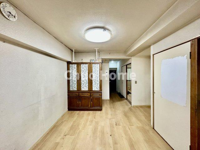 新小岩サマリヤマンションの居間・リビング|【リビングダイニング】一日の中で多くの時間を過すことになるリビングダイニングだからこそ、いつも穏やかな空間であることが必然。爽やかな通風と採光を存分に感じる事が出来る空間です。