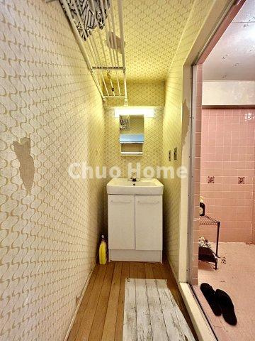 新小岩サマリヤマンションの脱衣所|【洗面所】明るい洗面所は朝をすっきりさせてくれる空間です。バタバタしている忙しい朝でも収納が多い洗面台では短い時間で効率良く支度ができます。