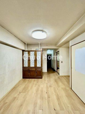 新小岩サマリヤマンションの居間・リビング|【居間・リビング】「ＬＤＫは家族団らんをデザイン」広いＬＤＫでは家族が集まり一緒の時間を過ごせる工夫がされております。何気ない一日の当たり前のひとコマがいつか一生の宝物になります