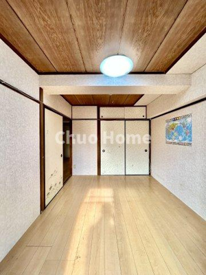 【洋室】 | 新小岩サマリヤマンション | 【洋室】快適に過ごす条件は、一人ひとり違います。だからこそ飾り過ぎないシンプルな内装と偏り過ぎないデザインで統一しております。居住していく中でオーナー様だけの【マイホーム】に創り上げて下さい