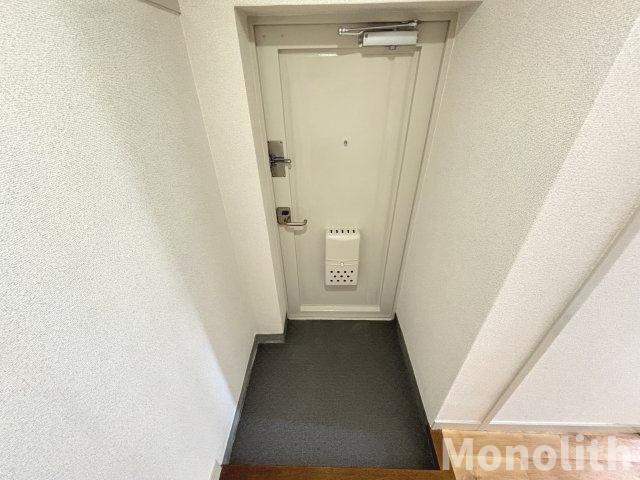 鶴山台36号棟の玄関