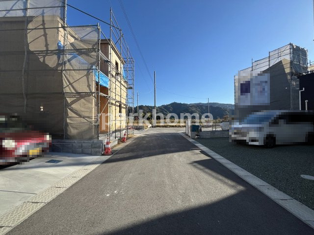 土佐市蓮池 -3期2棟1- 新築戸建ての前面道路含む現地写真|2025年11月下旬