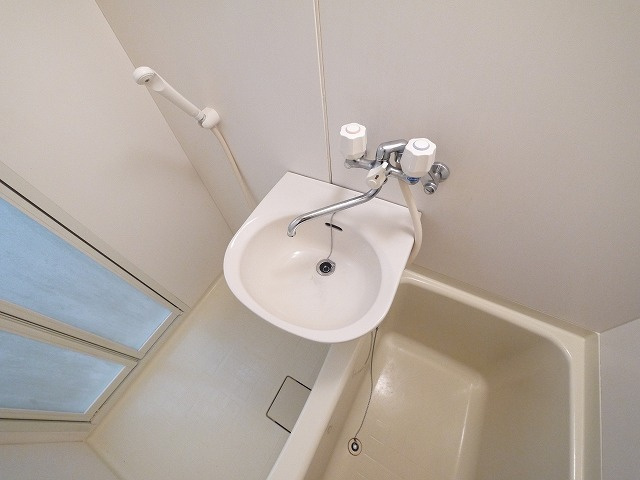 レオパレスナカノの浴室|落ち着いた空間のお風呂です