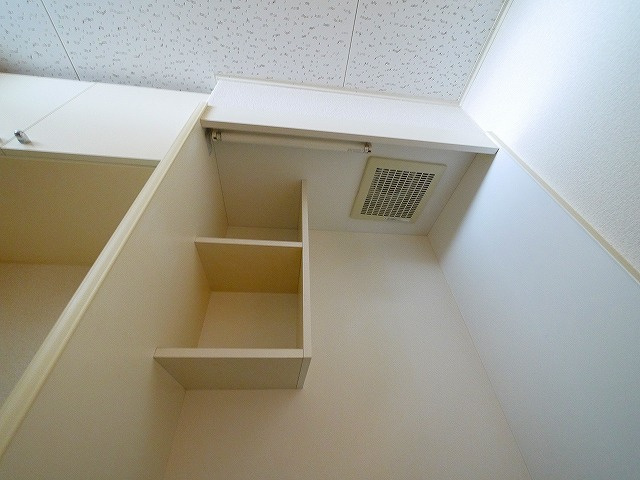 レオパレスナカノのキッチン|キッチンにも収納スペース有