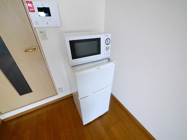 レオパレスナカノの設備|2ドア冷蔵庫・電子レンジ