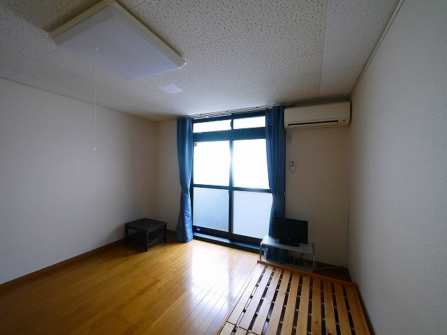 レオパレスナカノの居間・リビング|こちらの居間で趣味の時間をお楽しみください