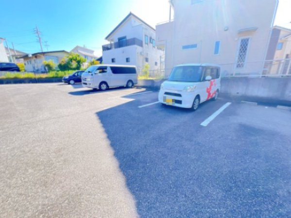 リヴェールの駐車場