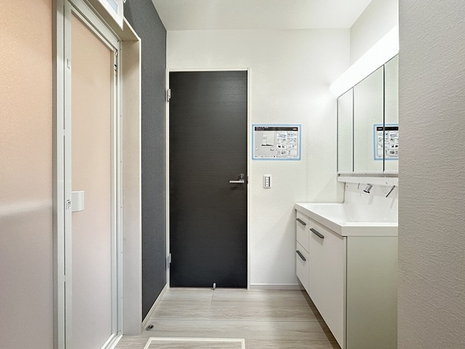 【独立洗面台】 | 志木市柏町1丁目　新築一戸建住宅　全2棟　(志木本店) | 身支度に便利な三面鏡付き洗面化粧台