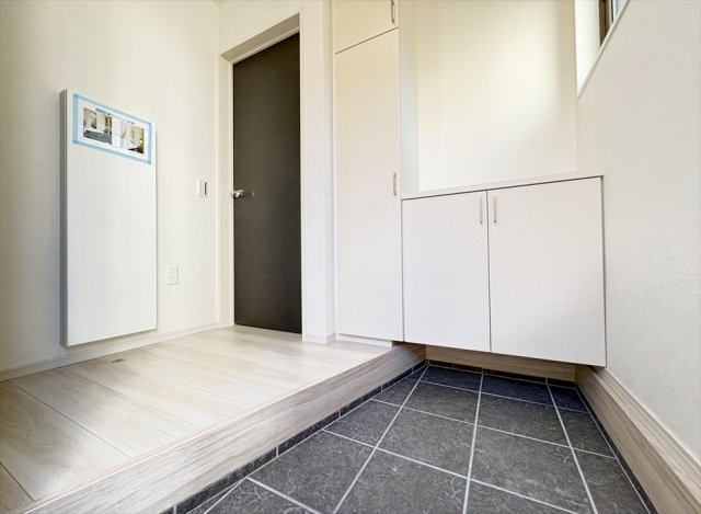 【玄関】 | 志木市柏町1丁目　新築一戸建住宅　全2棟　(志木本店) | 優しい自然光が入る明るい玄関