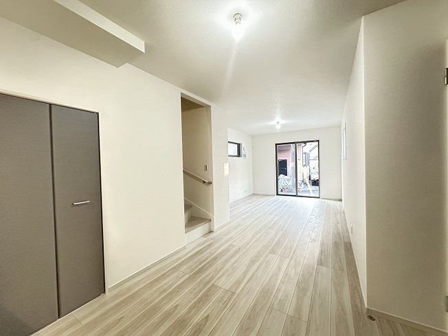 【居間・リビング】 | 志木市柏町1丁目　新築一戸建住宅　全2棟　(志木本店) | 家族がゆったり過ごせる、17.87帖のLDK