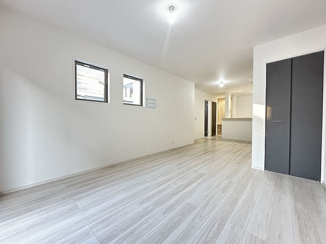 【居間・リビング】 | 志木市柏町1丁目　新築一戸建住宅　全2棟　(志木本店) | 生活感を抑えられる、収納豊富なリビング