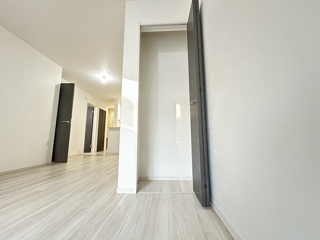 【居間・リビング】 | 志木市柏町1丁目　新築一戸建住宅　全2棟　(志木本店) | リビングに豊富な収納スペースを確保