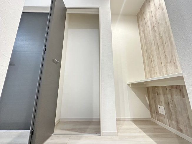 【居間・リビング】 | 志木市柏町1丁目　新築一戸建住宅　全2棟　(志木本店) | 家族の気配を感じられる、スタディカウンター付きリビング