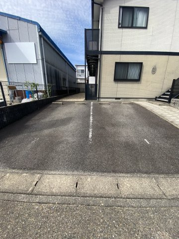 アンプルール ブワ ヒラの駐車場