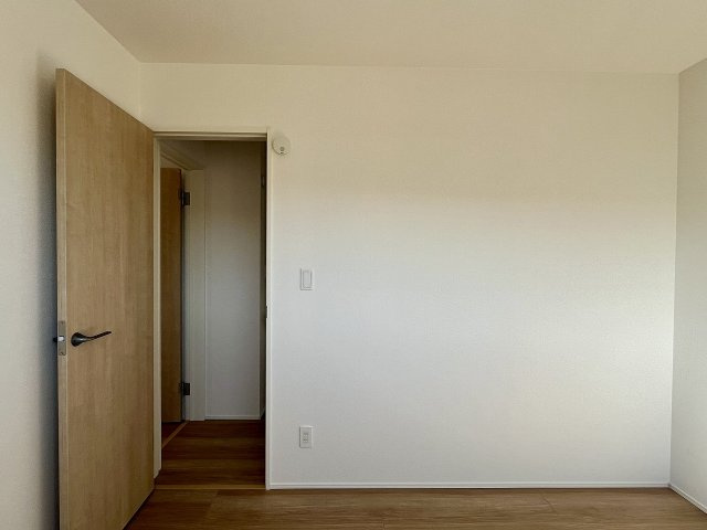 土佐市蓮池 -3期2棟2- 新築戸建ての洋室
