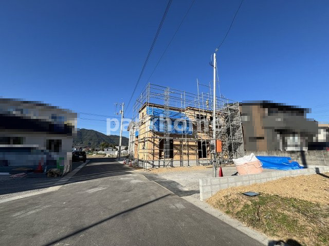 土佐市蓮池 -3期2棟2- 新築戸建ての前面道路含む現地写真|2025年10月下旬