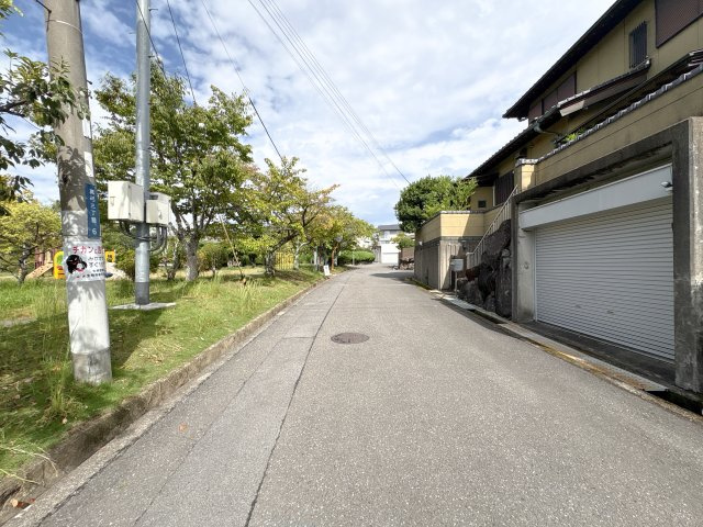 生駒市真弓3丁目土地(建築条件無し・古家付)の前面道路含む現地写真