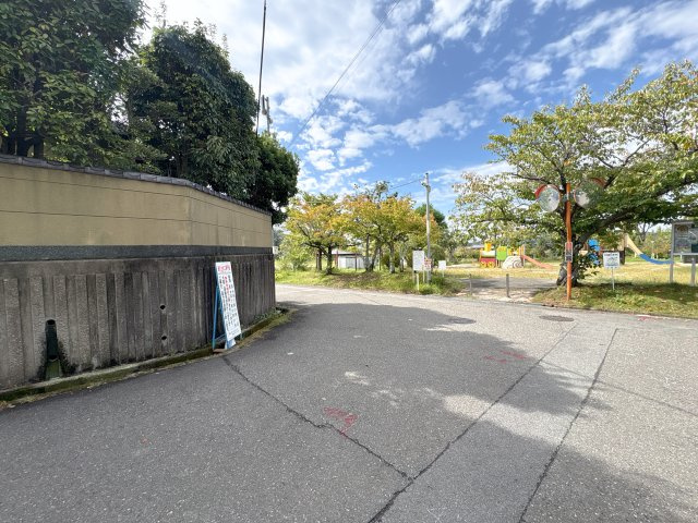 生駒市真弓3丁目土地(建築条件無し・古家付)の前面道路含む現地写真