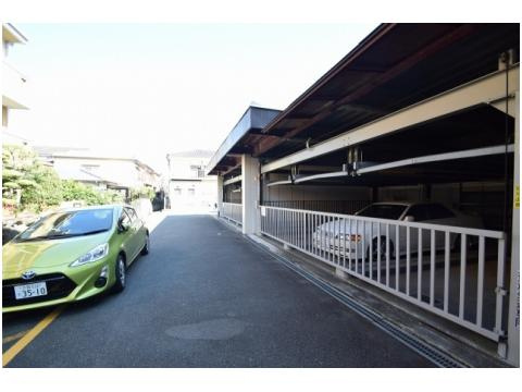 アビテ八幡の駐車場