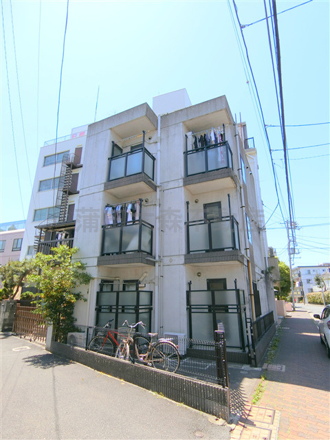 千鳥町ロッソコルサの外観|2002年8月築　RC鉄筋コンクリート造地上3階建て総戸数6戸　ペット可賃貸マンション
東京都大田区千鳥3丁目　東急池上線千鳥町近駅徒歩3分　東急多摩川線下丸子駅徒歩7分