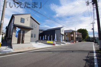 【前面道路含む現地写真】 | 【仲介手数料無料！！】日野市旭が丘5丁目　新築戸建て（全10棟）1号棟　4799万円 | 全面道路は８mの幅員です。