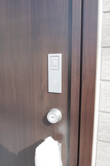 【防犯設備】 | 【仲介手数料無料！！】日野市旭が丘5丁目　新築戸建て（全10棟）1号棟　5280万円 | 玄関扉はカードキー対応