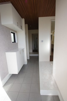 【玄関】 | 【仲介手数料無料！！】日野市旭が丘5丁目　新築戸建て（全10棟）1号棟　5280万円 | 広くて収納豊富な玄関