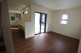 【居間・リビング】 | 【仲介手数料無料！！】日野市旭が丘5丁目　新築戸建て（全10棟）1号棟　5280万円 | LDK19.75帖（中庭テラスがあります）