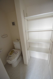【収納】 | 【仲介手数料無料！！】日野市旭が丘5丁目　新築戸建て（全10棟）1号棟　5280万円 | トイレ内にも収納棚があります。