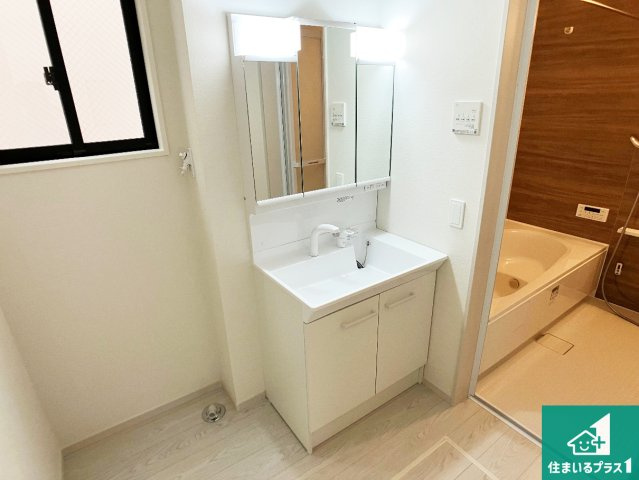 姫路市河間町　第1期　新築一戸建ての独立洗面台|清潔感のある洗面台です。フラットな鏡は掃除がしやすく毎日清潔！鏡裏には収納があるのでスッキリとした洗面台が保てます。