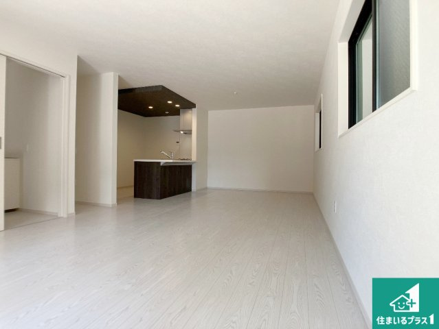 姫路市河間町　第1期　新築一戸建ての居間・リビング|日当たり良好の明るいリビングで朝の目覚めもスッキリできそう！対面キッチンでご家族のコミュニケーションも自然と増える設計！小さなお子様が遊ぶスペースを作っても広々とくつろげるLDK！