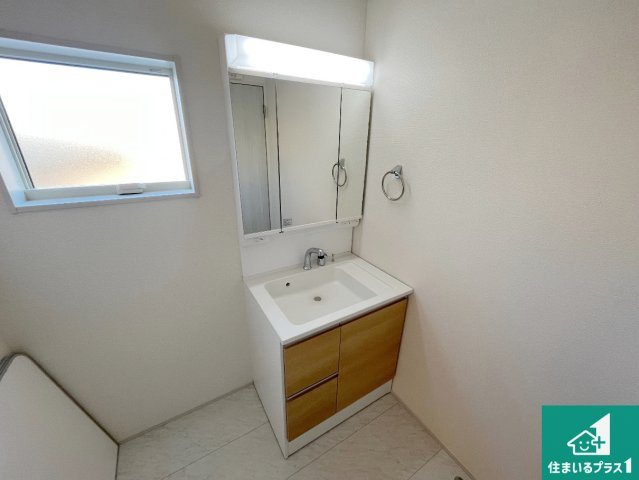 赤穂市板屋町　第2期　新築一戸建ての独立洗面台|清潔感のある洗面台です。フラットな鏡は掃除がしやすく毎日清潔！鏡裏には収納があるのでスッキリとした洗面台が保てます。