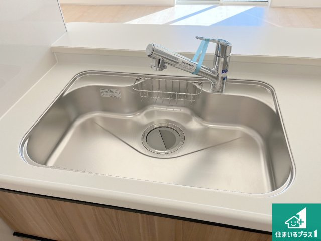 赤穂市板屋町　第2期　新築一戸建ての設備|蛇口の先端に浄水器を内蔵しています！原水と浄水、お湯と冷水、シャワーの切替えがワンタッチなので用途によって使い分けられます。