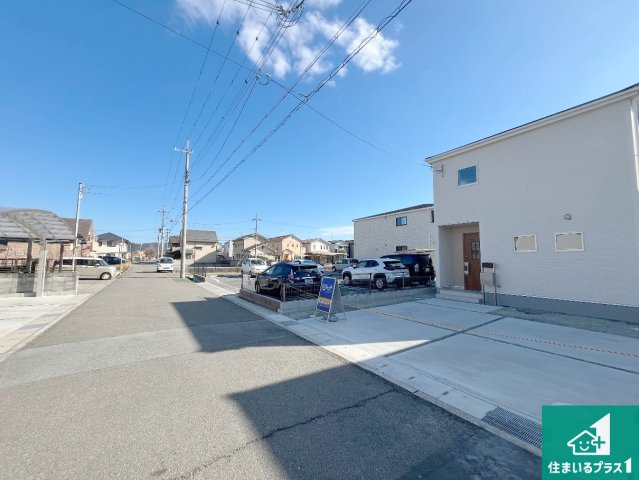 赤穂市板屋町　第2期　新築一戸建ての前面道路含む現地写真|周辺は閑静な住宅街！前面道路広々で車の出し入れも便利です。駐車が苦手な方でも安心して車庫入れできます！