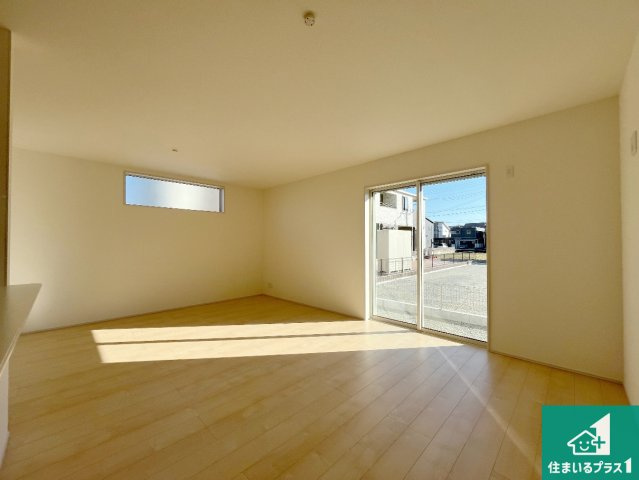 赤穂市板屋町　第2期　新築一戸建ての居間・リビング|日当たり良好の明るいリビングで朝の目覚めもスッキリできそう！対面キッチンでご家族のコミュニケーションも自然と増える設計！小さなお子様が遊ぶスペースを作っても広々とくつろげるLDK！