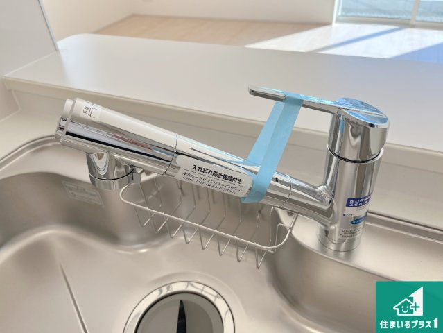 赤穂市板屋町　第2期　新築一戸建ての設備|浄水器を内蔵！炊飯時、お茶を作る時に安心してお水を使えます！お湯と冷水、浄水と原水、シャワーの切替えもワンタッチです！