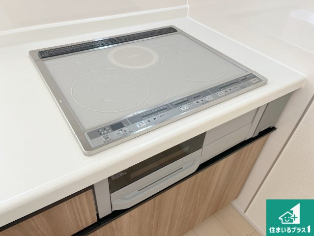 赤穂市板屋町　第2期　新築一戸建ての設備|火を使わないので、安心なＩＨコンロ！でこぼこが無い構造なので、掃除もしやすく清潔に保てます！