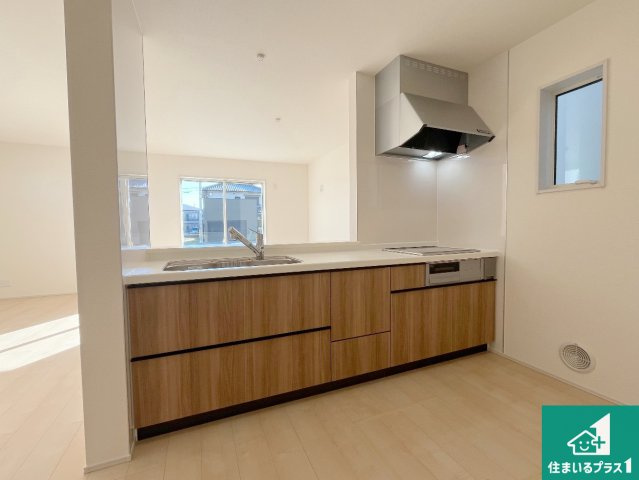 赤穂市板屋町　第2期　新築一戸建てのキッチン|明るいリビングで朝の目覚めもスッキリできそう！対面キッチンでご家族のコミュニケーションも自然と増える設計！小さなお子様が遊ぶスペースを作っても広々とくつろげるLDK！