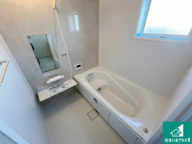 赤穂市板屋町　第2期　新築一戸建ての浴室|足をゆったり伸ばして寛げる浴槽です。窓が設けられていますので差し込む光が明るく穏やかな雰囲気にしてくれます♪浴室乾燥機も設置しているので、雨の日の洗濯物も安心です♪